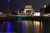 Hafeninsel-Brcke Bremerhaven Nachtfoto vor Leuchtturm Oberfeuer Laternen Blaulichter