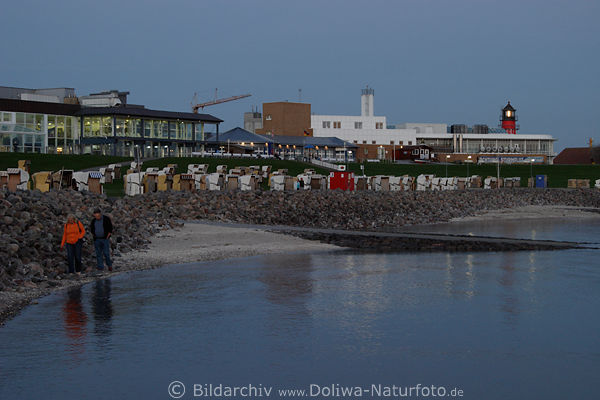 Bsum Strandhotel am Meer Paar Wasser Spaziergang Nordseekste Leuchtturm Nachtlichter