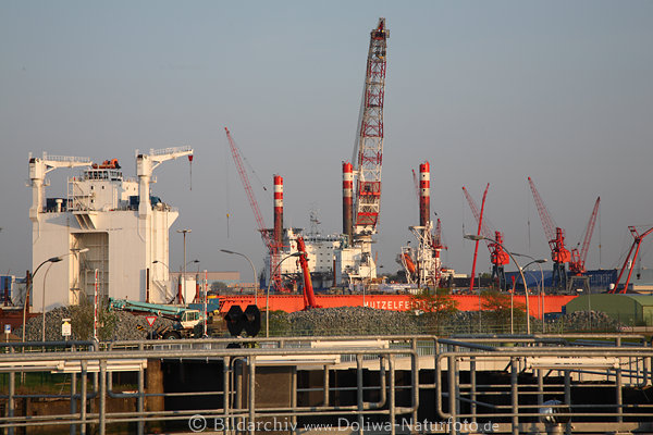 Cuxhaven Mtzelfeldt-Werft Krne ber Schiff in Hafen Landschaft maritimes Bild