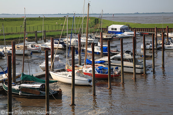 Yachthafen Dangast Schlick Wasserflaute Foto parkende Boote am Siel Nordseekste