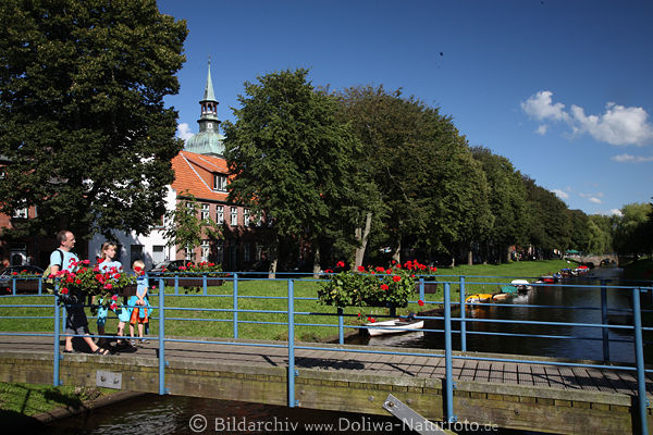 Kuhbrcke Friedrichstadt Gracht Kirchturm Wasserkanal Nordfriesland Touristen