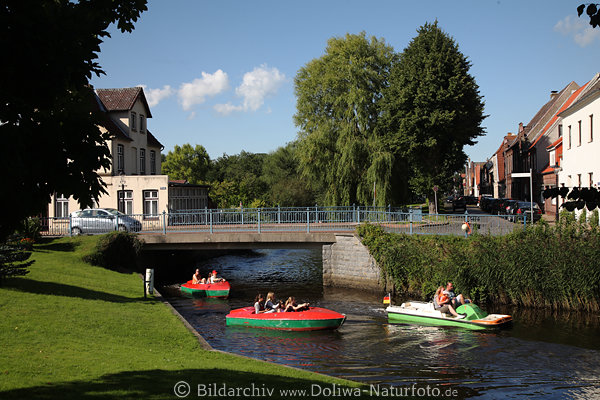 Friedrichstadt Tretboote Grachttour in Kanalwasser Rundfahrt unter Eiland-Brcke