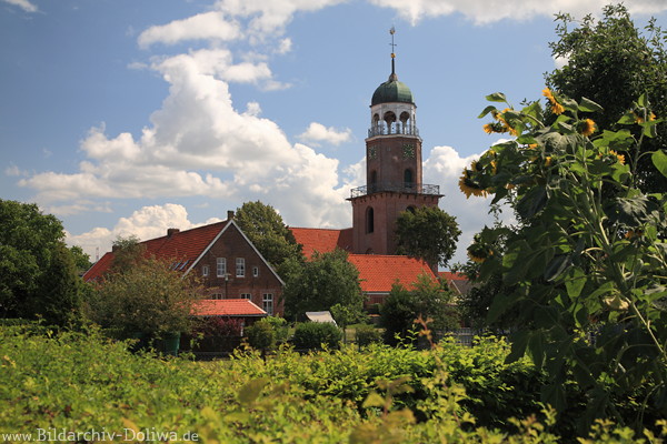 Jemgum Kreuzkirche ber Sonnenblumen Grngarten