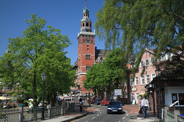 Leer Frhling grne Farben Foto am Rathaus Turm historische Altstadt Reisebild Spaziergang