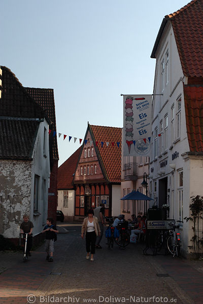 Meldorf, Grabenstrasse, Altstadtgasse, Eiscaf Bthern, Besucher, Tische mit Touristen
