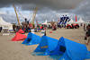 Strandmuscheln im Sand St. Peter-Ording Drachenfestival Festplatz Foto mit Kinder-Jumping