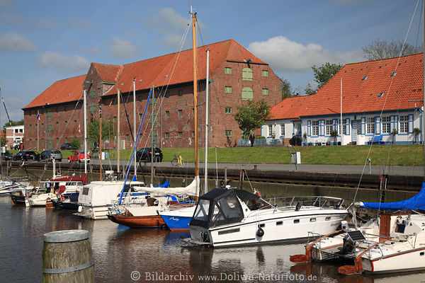Taning Hafen OstkaiSportboote im Eiderkanal Bild historisches Packhaus Tnning Friesenhaus