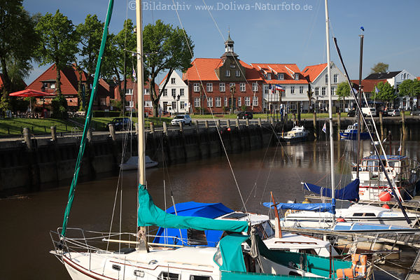 Tnning Hafen Nordkai mit Schifferhaus von 1625 Turm Uhr Boote im Eiderkanal Bilder