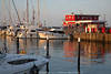 Yachthafen-Damp Bistro Kneipe am Wasser Abendlicht Sonnenschein Boote Idylle am Meer Foto