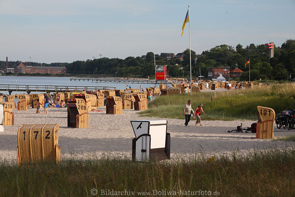 Kurstrand Eckernfrder Bucht Meerufer Strandkrbe Landschaft Foto Ostsee Urlauber Sandkste UferPanorama Weitblick