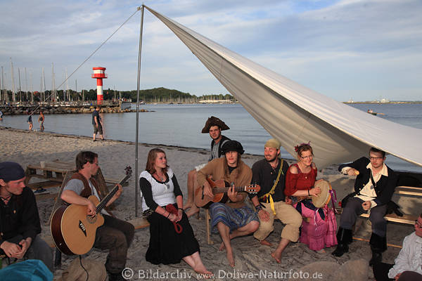 Piraten singen Lieder in Zelt Eckernfrde Sandstrand Lagerromantik am Meer-Wasser vor Leuchtturm Ostseekste