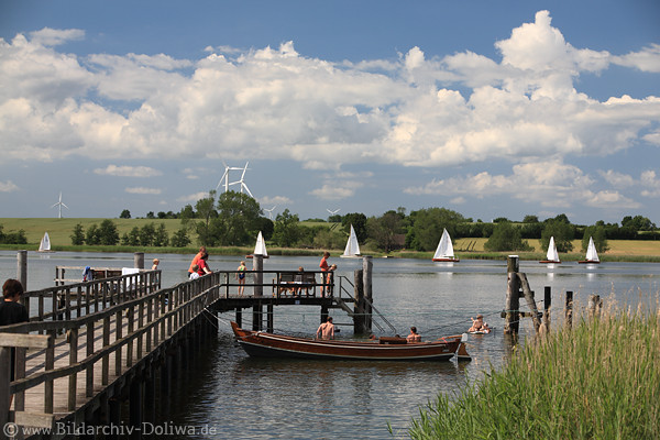 Badesteg Thumby in Schleiwasser Urlauber Segelboote in Sieseby Fjordlandschaft