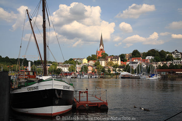 Flensburg Hafenlandschaft Foto Schiff Gesine in Wasser Kirche St. Jrgen Schnwetter-Wolken