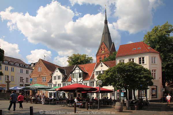 Marktplatz Flensburger Altstadt Foto St. Marienkirche Turm ber Huser Cafs Spaziergnger