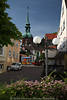 1401237_Kappeln Altstadt Bilder Häuser Gasse mit Blumen Laterne Café Marktkirche Blick