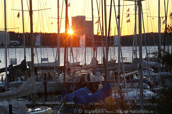 Sonnenuntergang ber Niendorf Hafenboote Ostseewasser Meerlandschaft