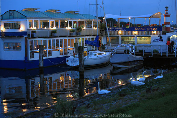 Bootscaf Traveblick Nachtlichter Foto Uferpromenade Restaurant am Wasser
