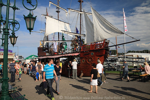 Piratenschiff Bootscaf unter Segeln Travemnderwoche Uferpromenade Besucher