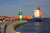 Mole Leuchtturm Travemünde Schiff mit Container Ostsee-Ausfahrt Foto mit Besucher am Meer