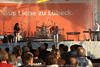 Musiker auf Konzertbühne Travemünderwoche Foto Livemusik in Parkzelt