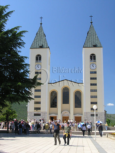 Medjugorie Wallfahrtskirche Pilger vor Doppelturm Gotteshaus Kirchplatz