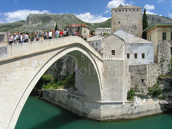 Mostar steinerne Brcke ber Neretva Touristen grnes Wasser
