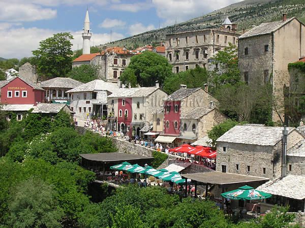 Mostar Altstadt steinerne Huser Landschaft grner Berghang