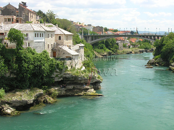 Mostar Huser Brcke ber Neretva grnes Wasser