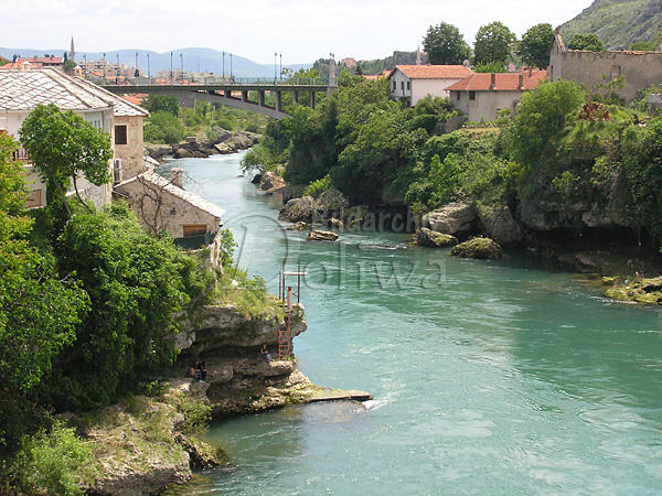 Mostar am Neretva Fluwasser steiniger Ufer mit Huser