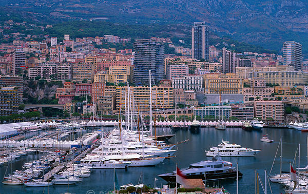 Monte Carlo HafenCity Skyline Monaco Huser Panorama Tageslicht urbane Landschaft Yachtboote in Wasser Cote dAzur