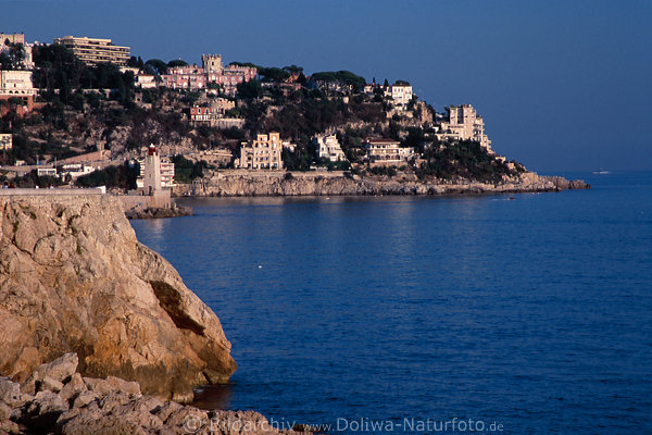 Nizza Steilkste Mittelmeer Riviera Seehorizont Hotel Villen Huser am Wasser Landschaft