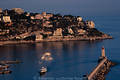 Nizza Hafen Leuchtturm Bergkste Huser Wasser Landschaft Foto Mittelmeer Riviera