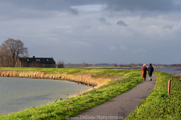 Polderlandschaft Deichweg Spaziergnger Paar in Holland Lichtstimmung