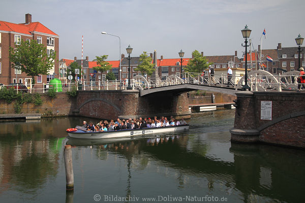 Middelburg Jachthafen Arne Brcke Bootsrundfahrt durch Gracht Wasserkanal Landschaft mit Stadtbesucher
