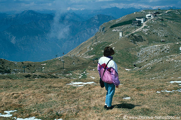 Monte Baldo Landschaft Bergpanorama mit Frau oberhalb Gardasee in 1800m Hhe