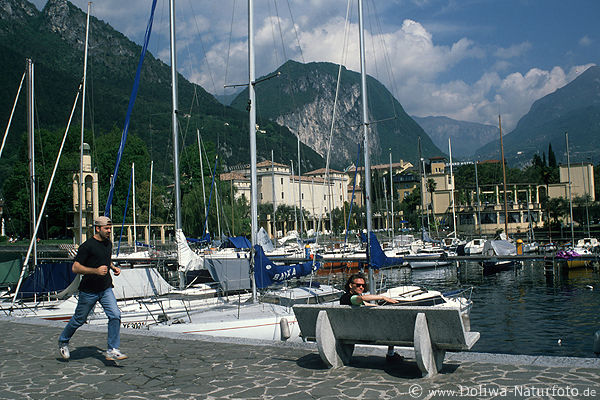 Riva Garda-Hafen Promenade Jogger Boote Bergkulisse