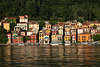 Varenna bunte Architektur am Como-See Uferpanorama farbige Häuser Foto von Wasser