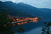 Cannobio Nacht Lichter am Maggiore-See romantische Bergkste Wasser Landschaft