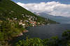 Carmine Lago Maggiore Alpensee Küste Bergufer Häuser Wasserlandschaft Piemont