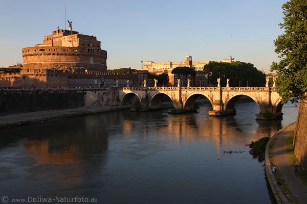 Rom Fluss Tiber Brcke SantAngelo Festung Wasser Landschaft Panorama Abendsonne