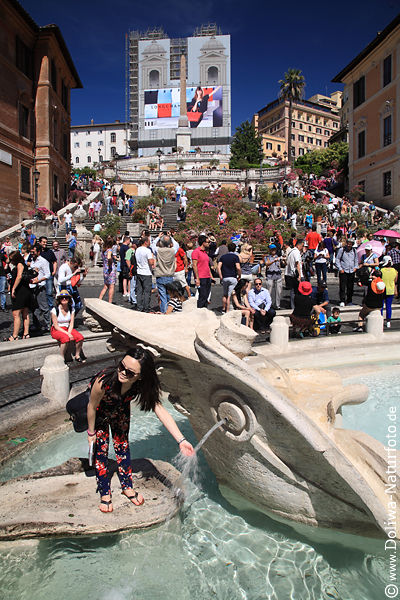 Rom Wasserbrunnen Spagna-Fontana Frau Portrt hbsche Asiatin Spanische Treppe Besuch