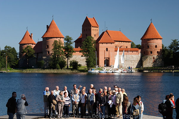 Trakai Wasserburg auf Galvesee Pilies Salainsel hinter Reisegruppe