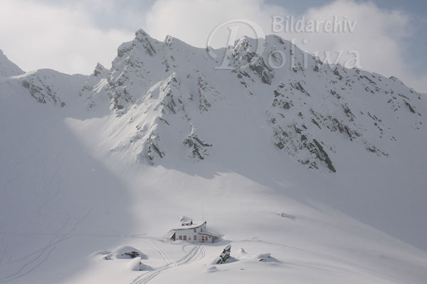 Schneelandschaft Sdkarpaten Winter einsames Huschen Natur Fogarascher Bergmassiv Rumnien