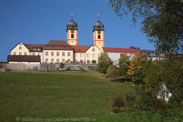 Kloster St.-Mrgen Panorama am Berghgel vor Hochschwarzwald Blauhimmel