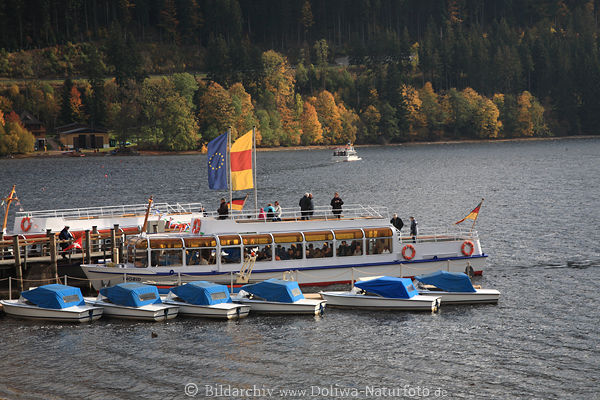 Titisee Schifffahrt Wasser Boote Hochufer Bume Herbst-Landschaft Schwarzwald