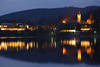 Titisee Nachtfoto Romantik am Wasser Landschaft Stadtlichter Kirche Hotels Nachtpanorama