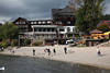 Titisee Strand-Hotel Café am Wasser Ufer Panorama Besucher Seeblick Bild