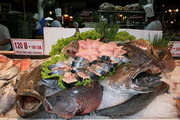 Fische auf thailndischem Marktstand exotische Arten im Eis