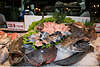 Thai Fischmarkt Foto, Fische Vielfalt auf thailndischem Marktstand, exotische Fischarten im Eis