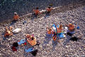 Strand Ufer Côte d’Azur Riviera Touristen sonnen in Südsonne Mittelmeerküste